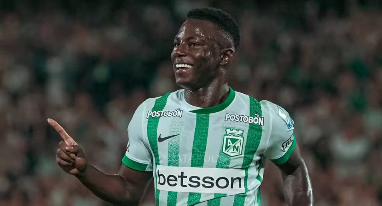 Hinestroza posa com a camisa do Vasco no aeroporto