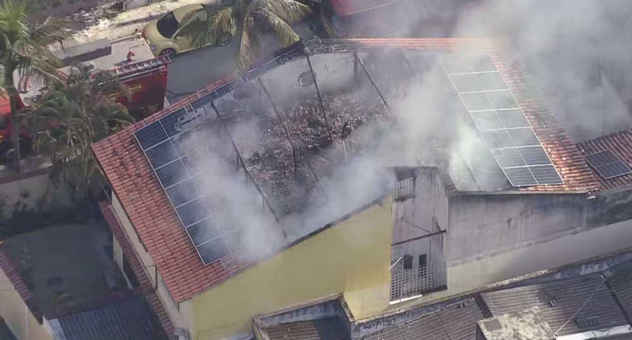 Fumaça densa após incêndio atingir espaço cultural no bairro Vital Brazil, em Niterói