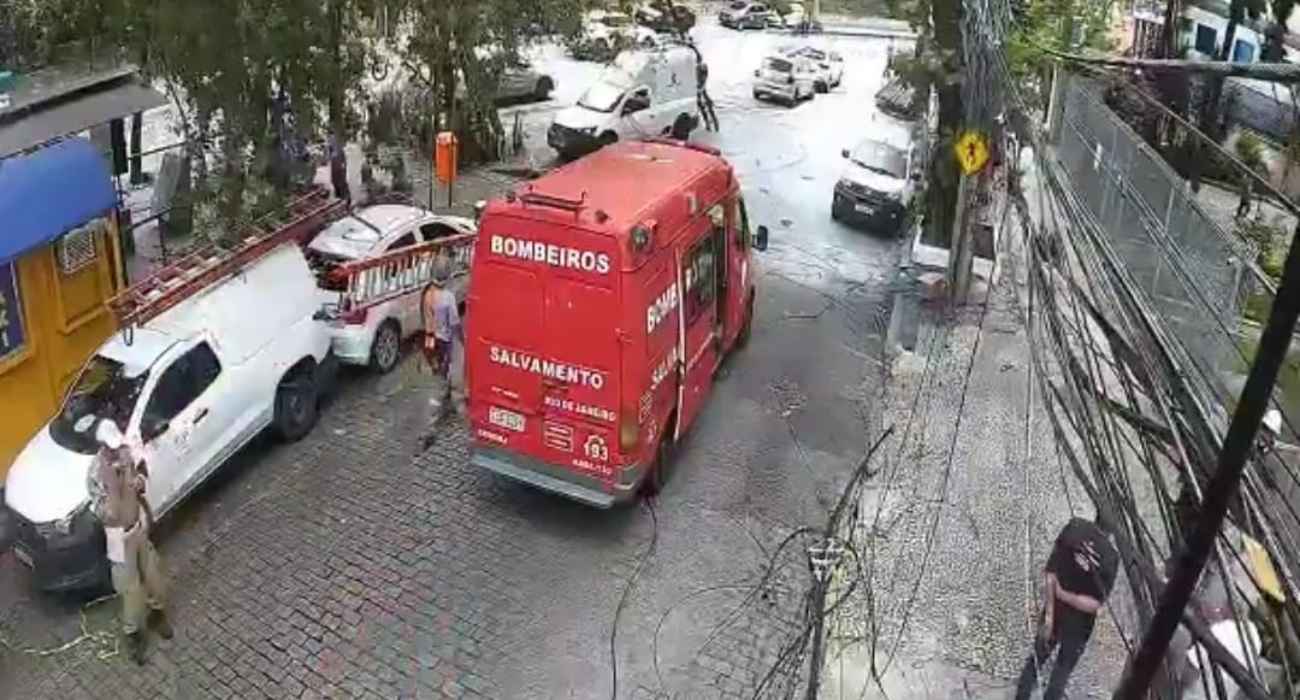 Incêndio em imóvel na Rua Araguaia provoca interdição e desvio de trânsito em Jacarepaguá