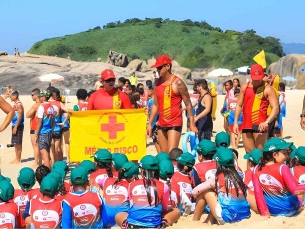 Crianças participam de simulação de primeiros socorros durante as inscrições do Projeto Botinho 2026 em Niterói e Maricá, com orientação direta dos guarda-vidas.