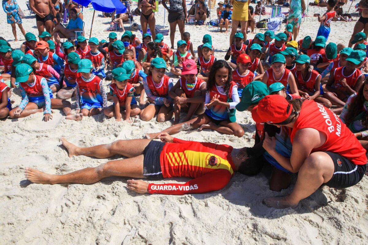 Guarda-vidas apresentam noções de resgate e prevenção a participantes do Projeto Botinho 2026 em Niterói e Maricá