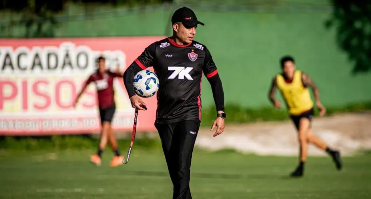 Jair Ventura comanda treino do Vitória