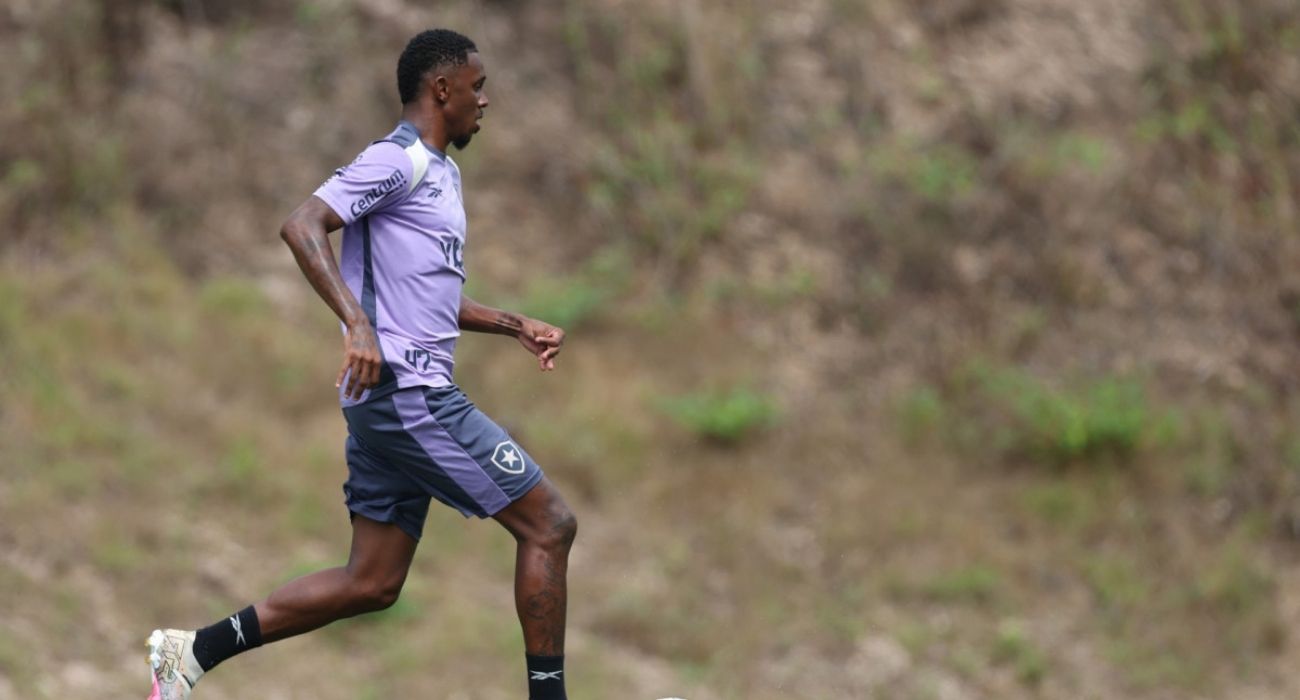 Jeffinho durante treino no Espaço Lonier