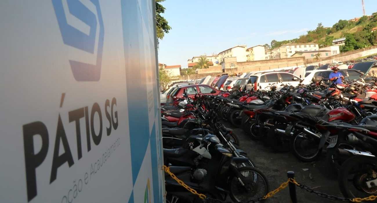 Veículos apreendidos em pátio municipal de São Gonçalo antes de leilão