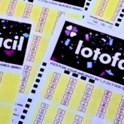 Resultado da Lotofácil agora: números sorteados no concurso 3601, premiação, dezenas e apostas ganhadoras desta sexta-feira, 30/01 | Enzo Carvalho/Folha do Leste