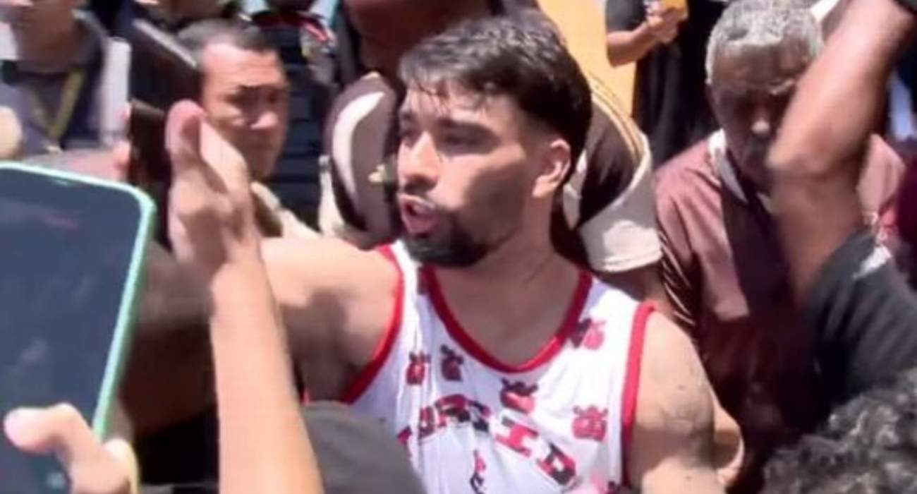 Lucas Paquetá com torcedores do Flamengo no Galeão