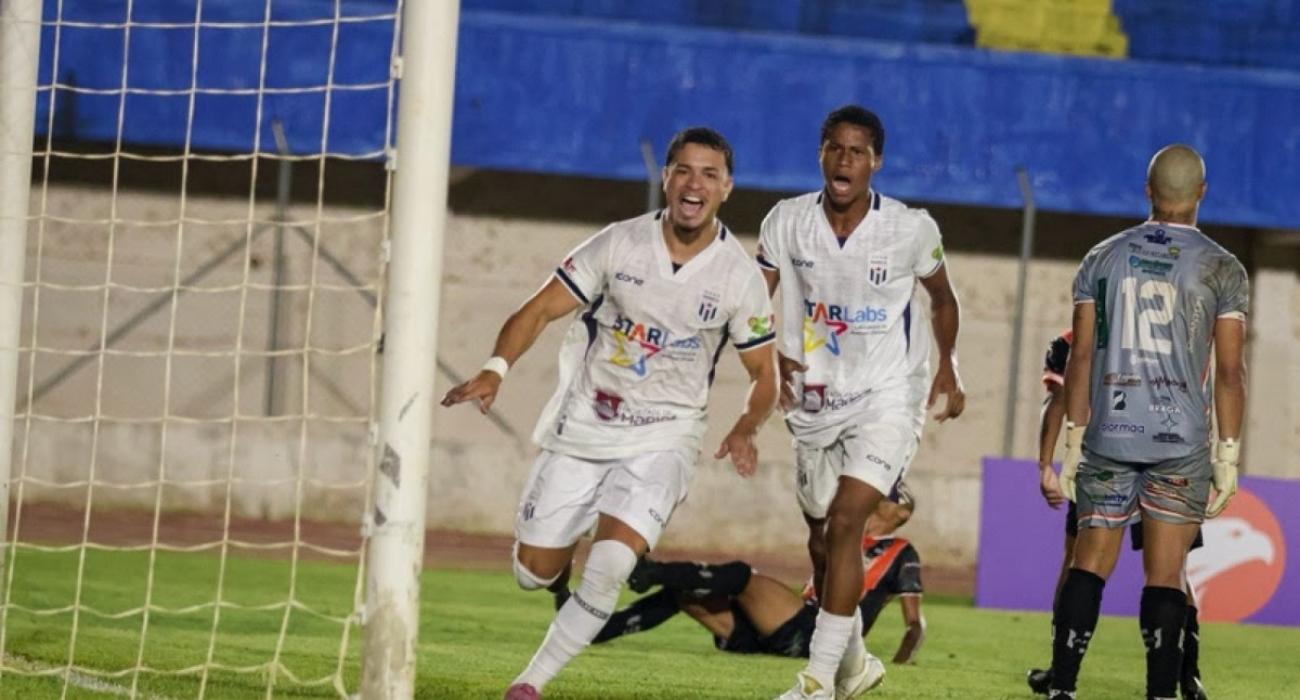 Jogadores do Maricá comemoram gol na estreia da Copinha