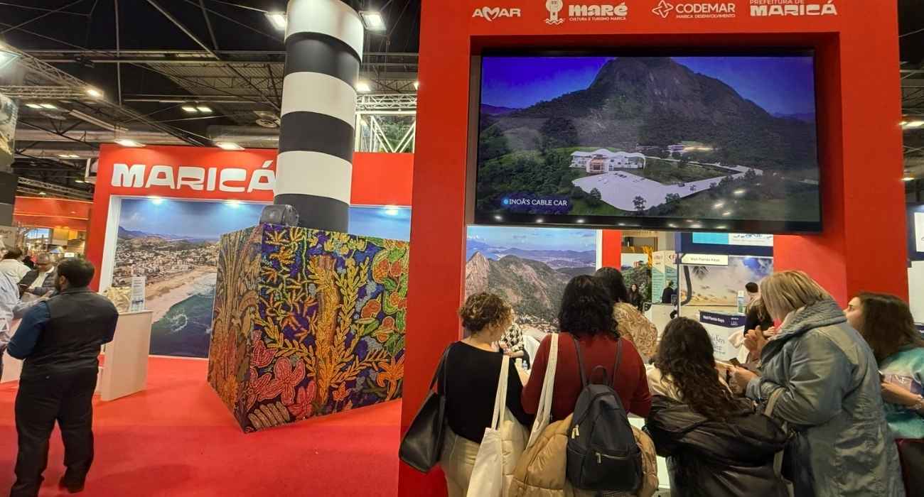Estande de Maricá na FITUR 2026 em Madri com diversos visitantes observando projetos turísticos internacionais