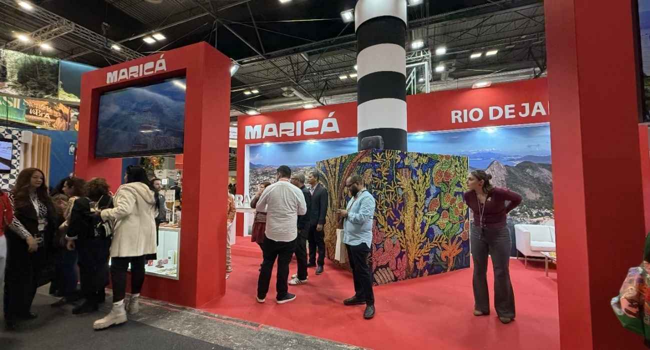 Estande de Maricá na FITUR 2026 em Madri tendo em destaque projetos turísticos internacionais