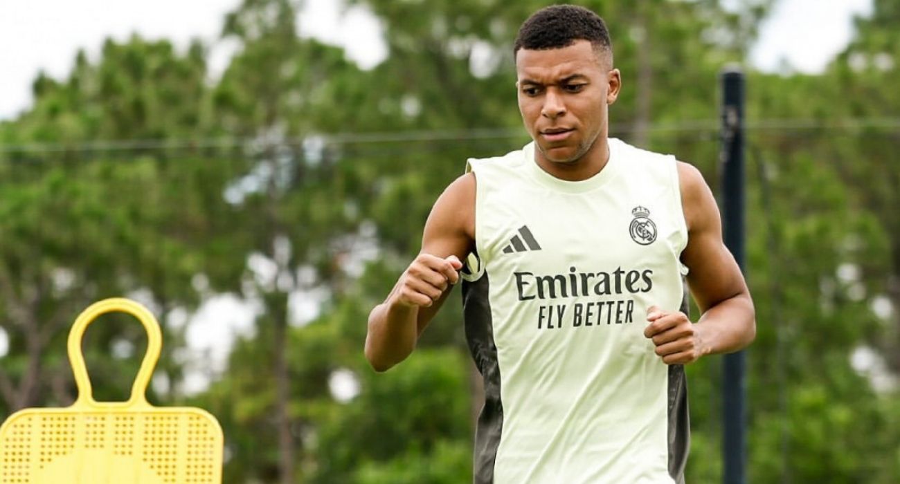 Mbappé em ação pelo Real Madrid durante partida da temporada
