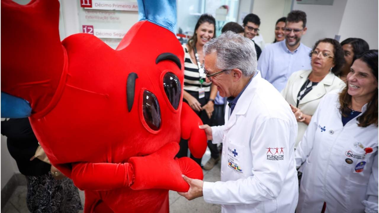 Mascote do Instituto Nacional de Cardiologia recebe ministro Alexandre Padilha | Walterson Rosa/MS