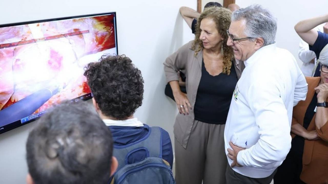 Ao lado da deputada Jandira Feghali, Alexandre Padilha acompanha realização de procedimento cirúrgico com técnica inovadora e revolucionária | Walterson Rosa/MS