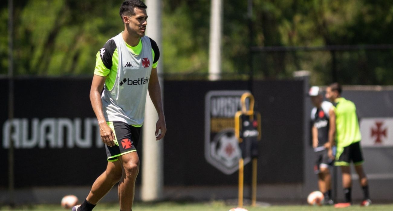 Lucas Oliveira em ação pelo Vasco durante partida oficial