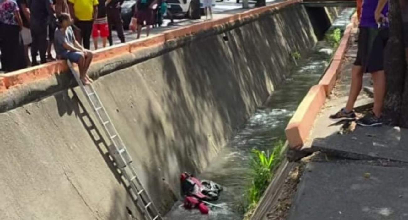 Bombeiros resgatam motociclista em canal da Alameda São Boaventura