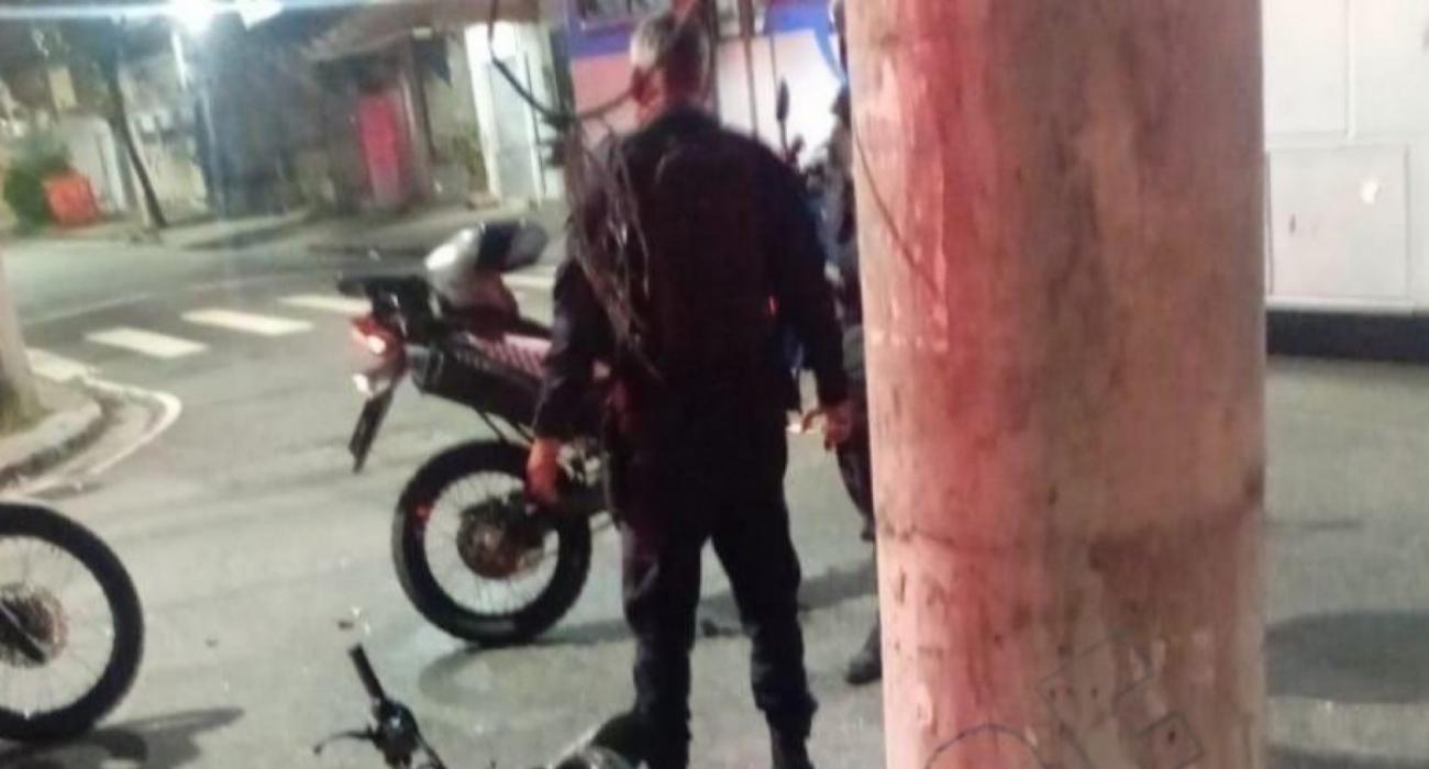 Motocicleta tombada após colisão com ônibus no Engenho de Dentro