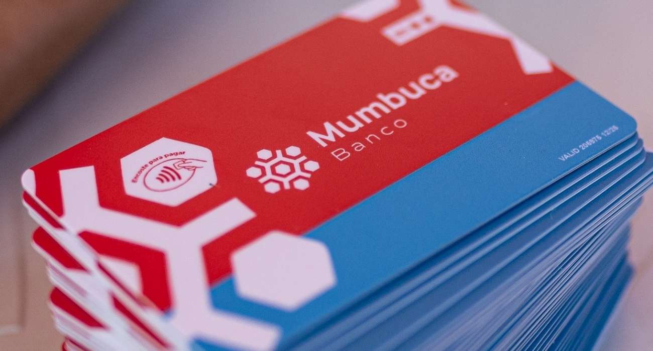 Entrega de novos cartões Mumbuca para beneficiários em Maricá