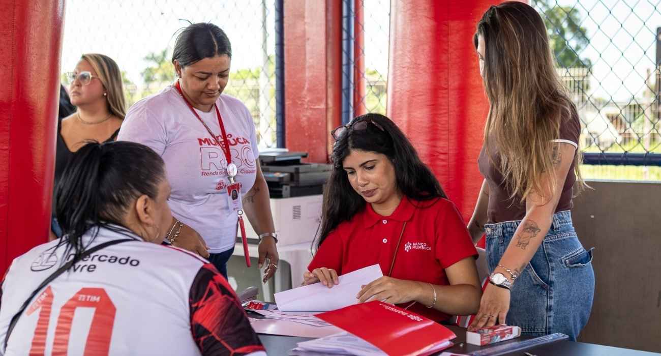 Cartões Mumbuca sendo entregue para os beneficiários em Maricá