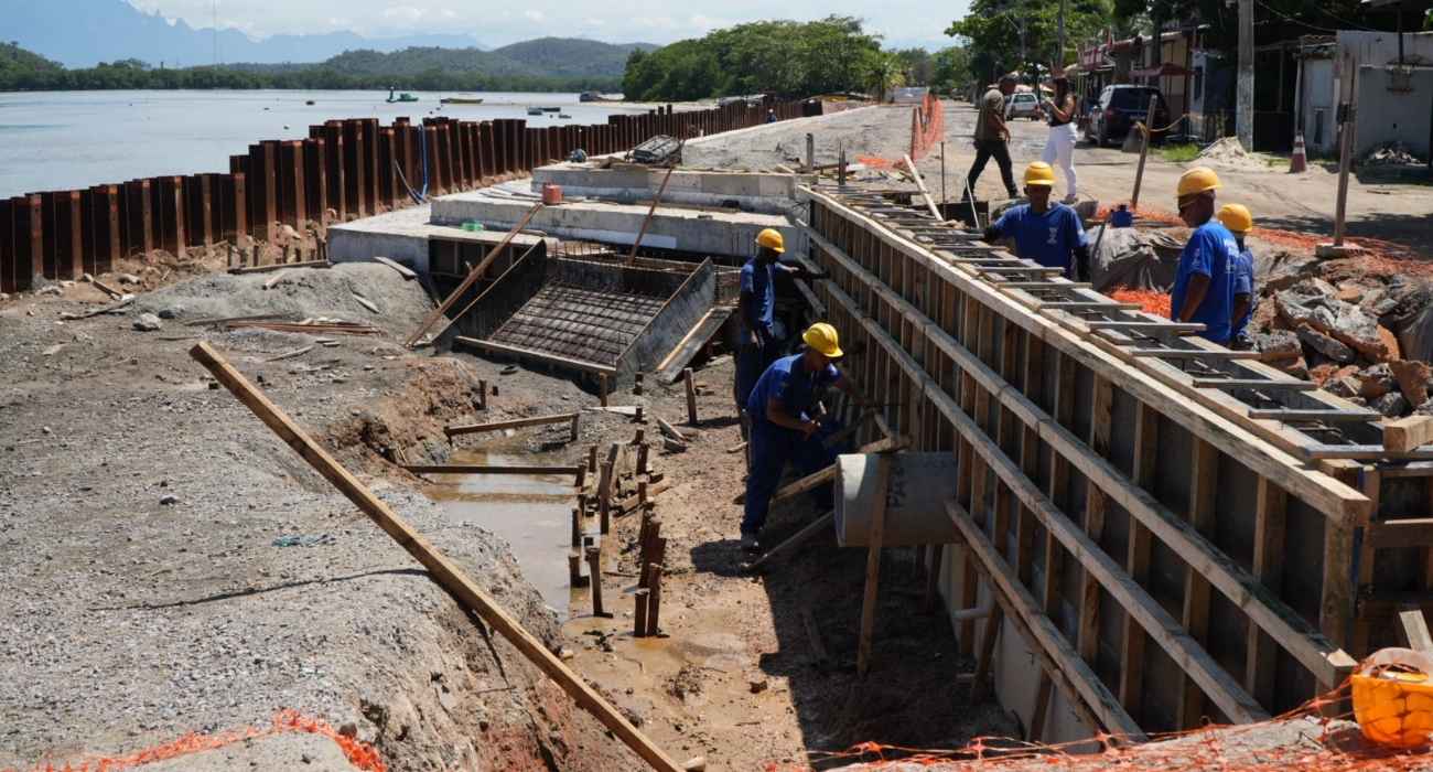 Obras de requalificação na Praia das Pedrinhas em São Gonçalo Obras de requalificação na Praia das Pedrinhas em São Gonçalo