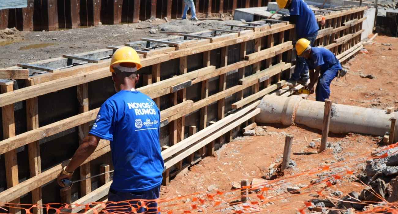 Obras de requalificação avançam na Praia das Pedrinhas em São Gonçalo Obras de requalificação avançam na Praia das Pedrinhas em São Gonçalo