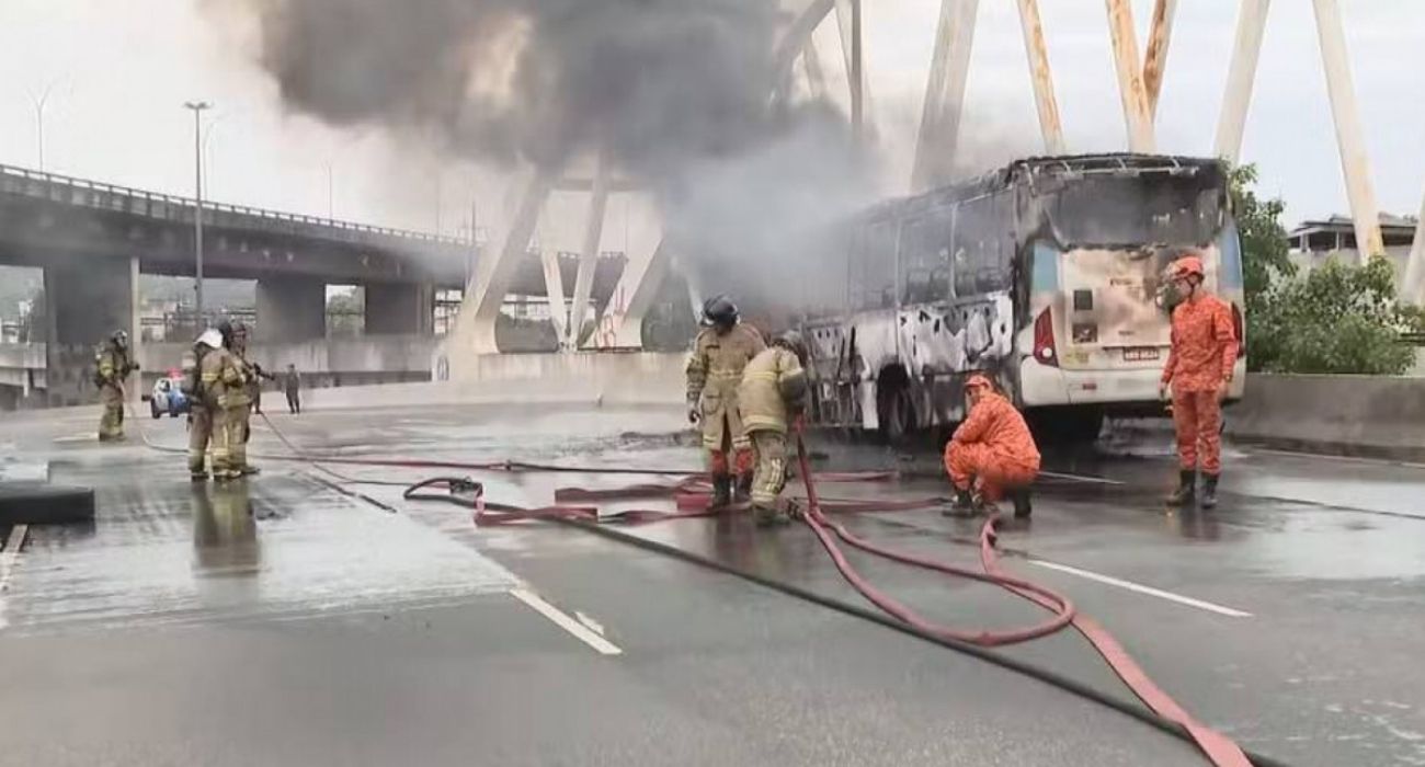 Bombeiros apagando o incêndio em ônibus da linha 306 no Viaduto dos Marinheiros, no Centro do Rio