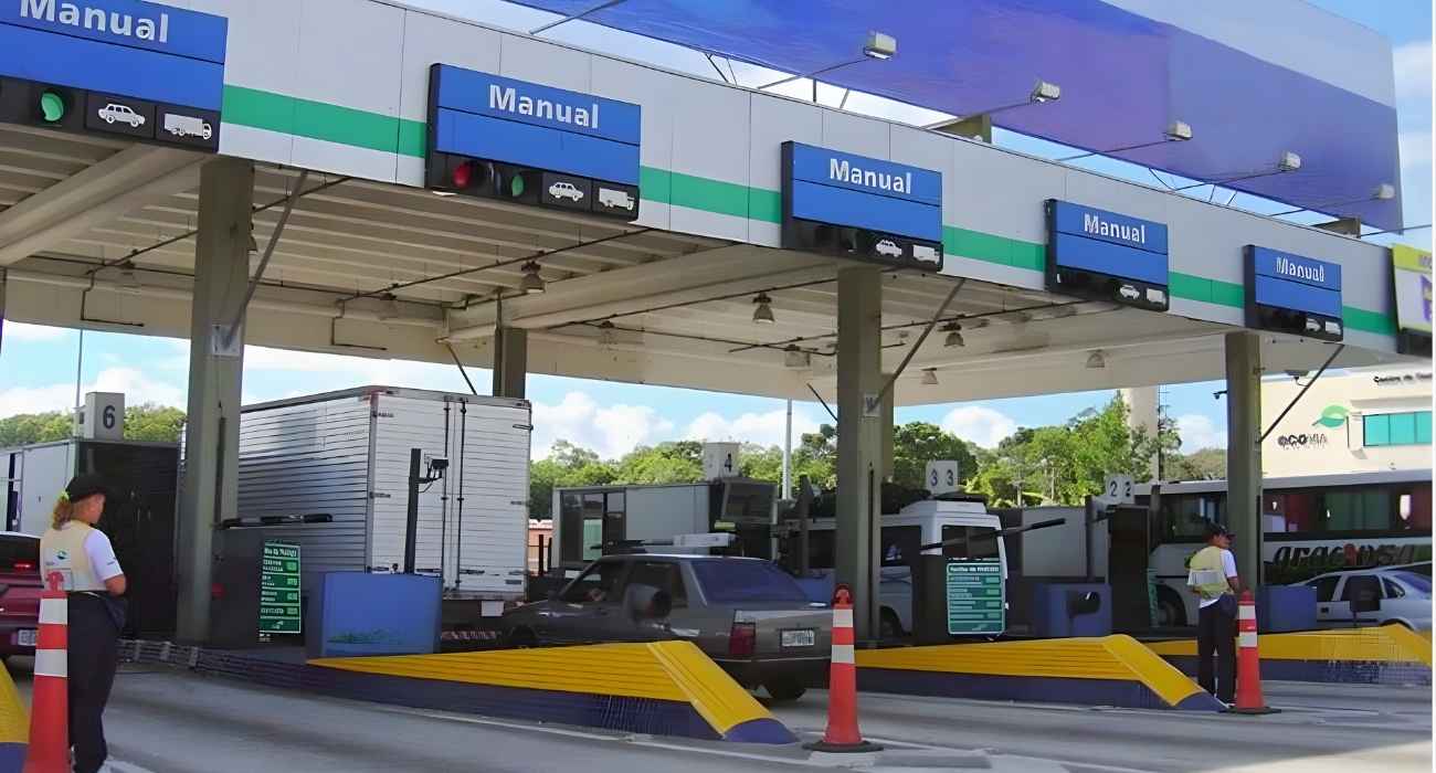 Praça de pedágio com pagamento eletrônico e pistas automáticas