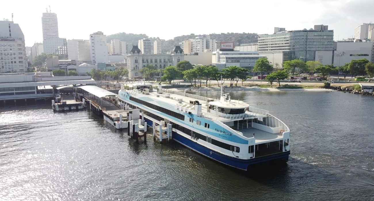 Usuários embarcam em barca na Praça Quinze após reajuste da tarifa no RJ