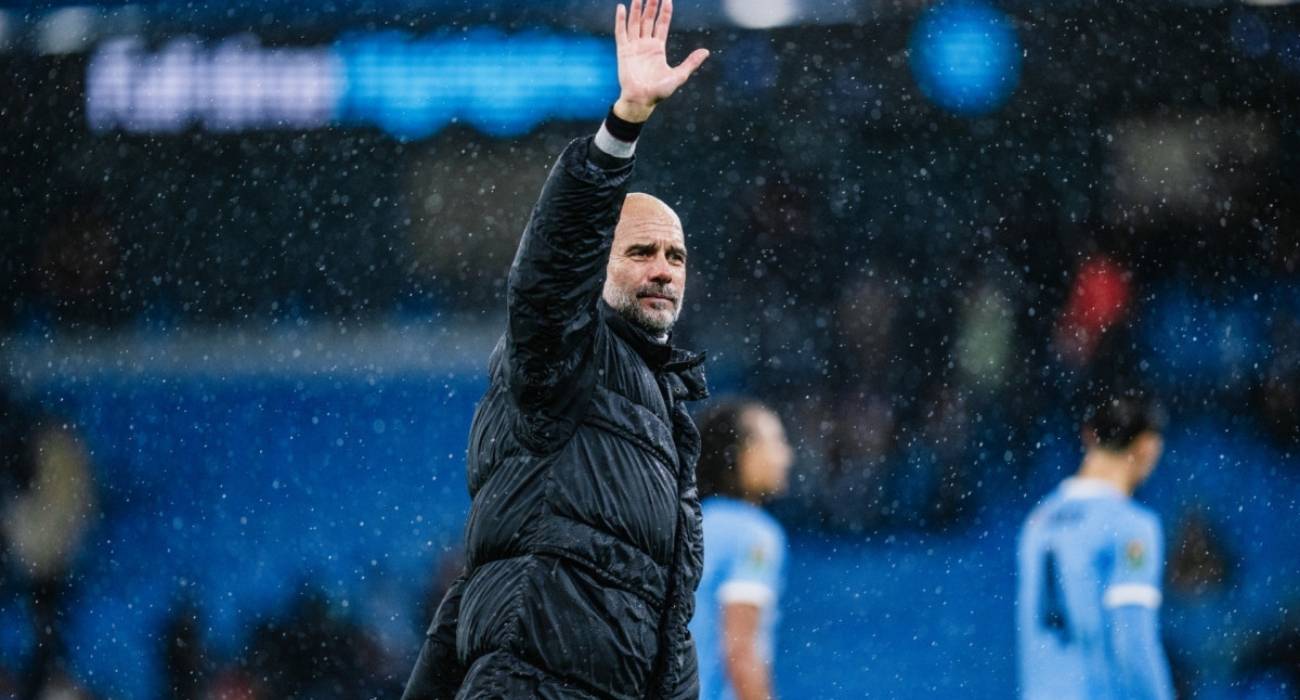 Pep Guardiola durante entrevista após empate do Manchester City na Premier League