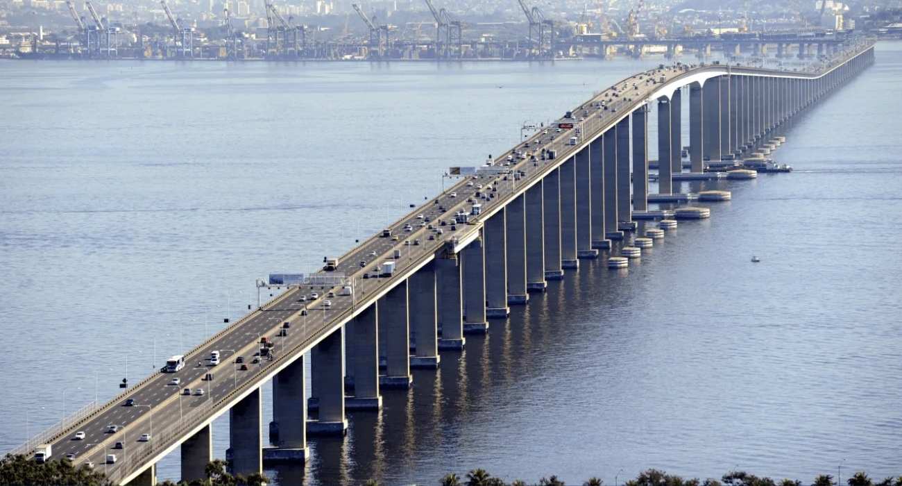 Faixa interditada na Ponte Rio-Niterói após queda de motocicleta