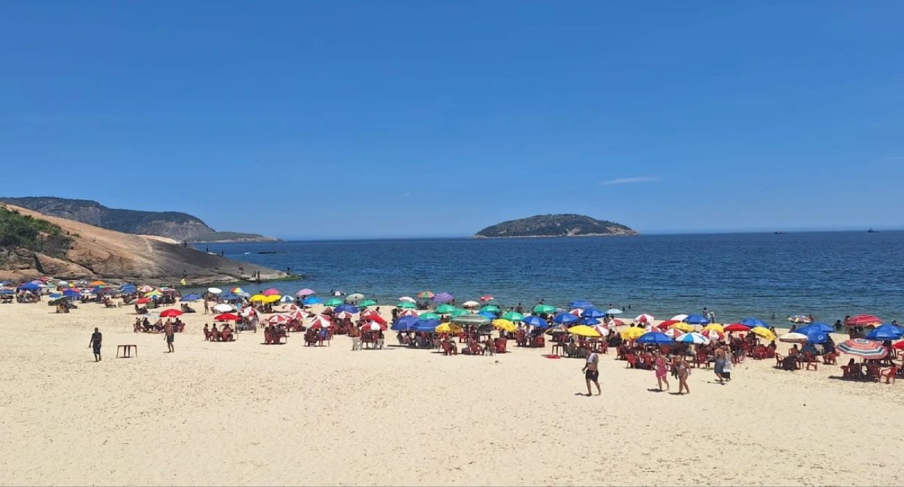 Ondas fortes atingem a orla durante ressaca em Niterói