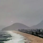 Vista de Niterói sob céu nublado com nuvens carregadas, representando a previsão do tempo em Niterói alerta.