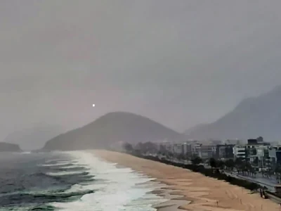 Vista de Niterói sob céu nublado com nuvens carregadas, representando a previsão do tempo em Niterói alerta.