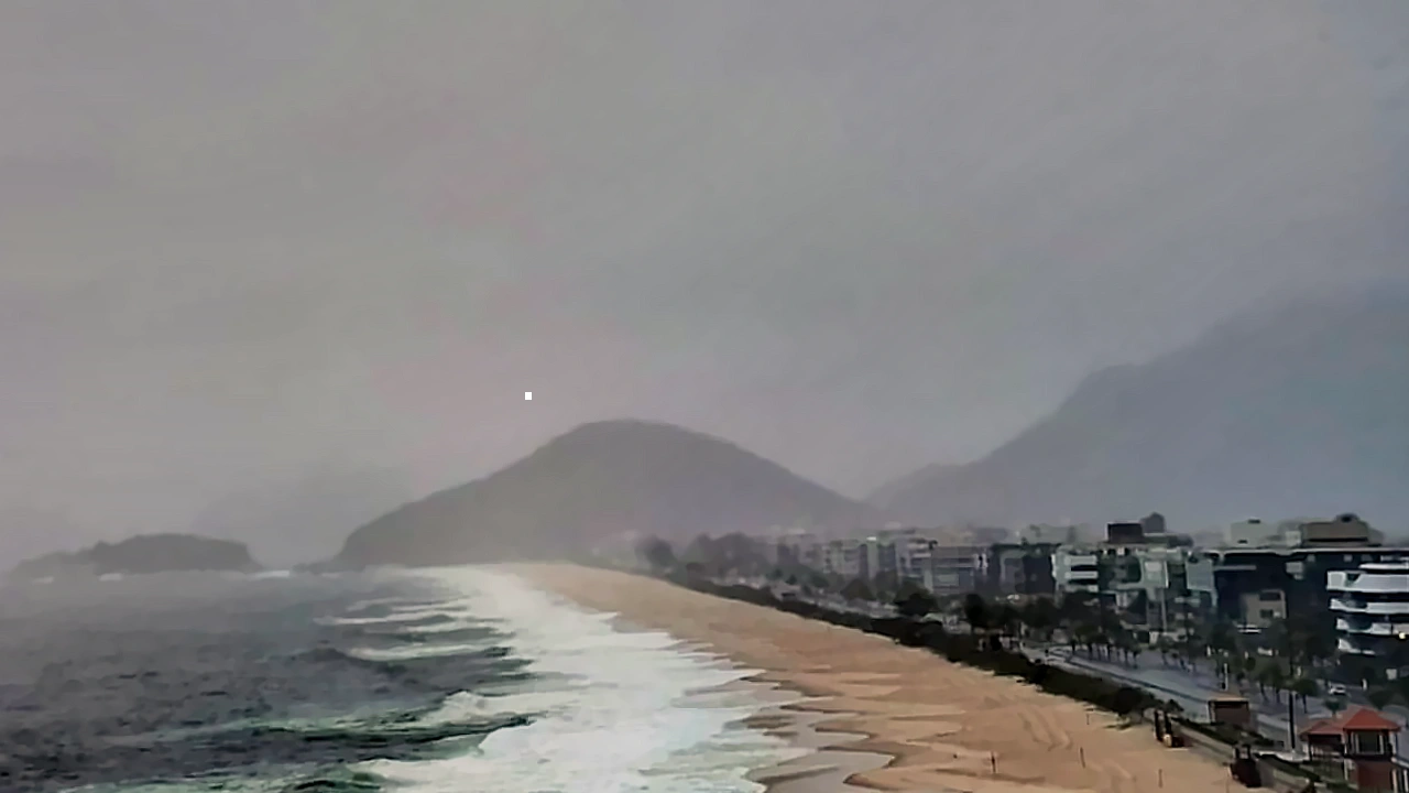 Céu encoberto em Niterói sob alerta de tempestade e chuvas intensas do INMET.