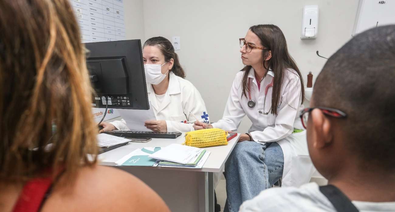Médico do Programa Médico de Família atende paciente em unidade de saúde de Niterói Médico do Programa Médico de Família atende paciente em unidade de saúde de Niterói
