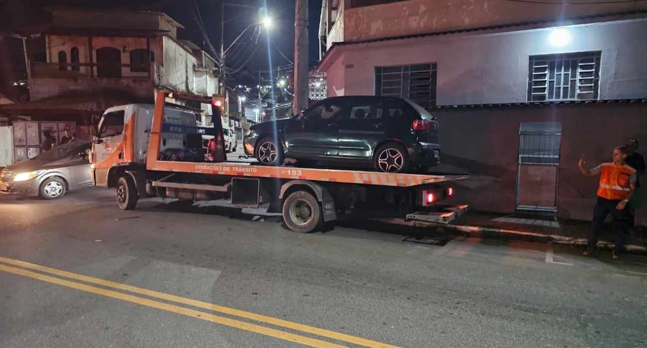 Agentes da NitTrans removem veículo abandonado em rua da Zona Norte de Niterói Agentes da NitTrans removem veículo abandonado em rua da Zona Norte de Niterói