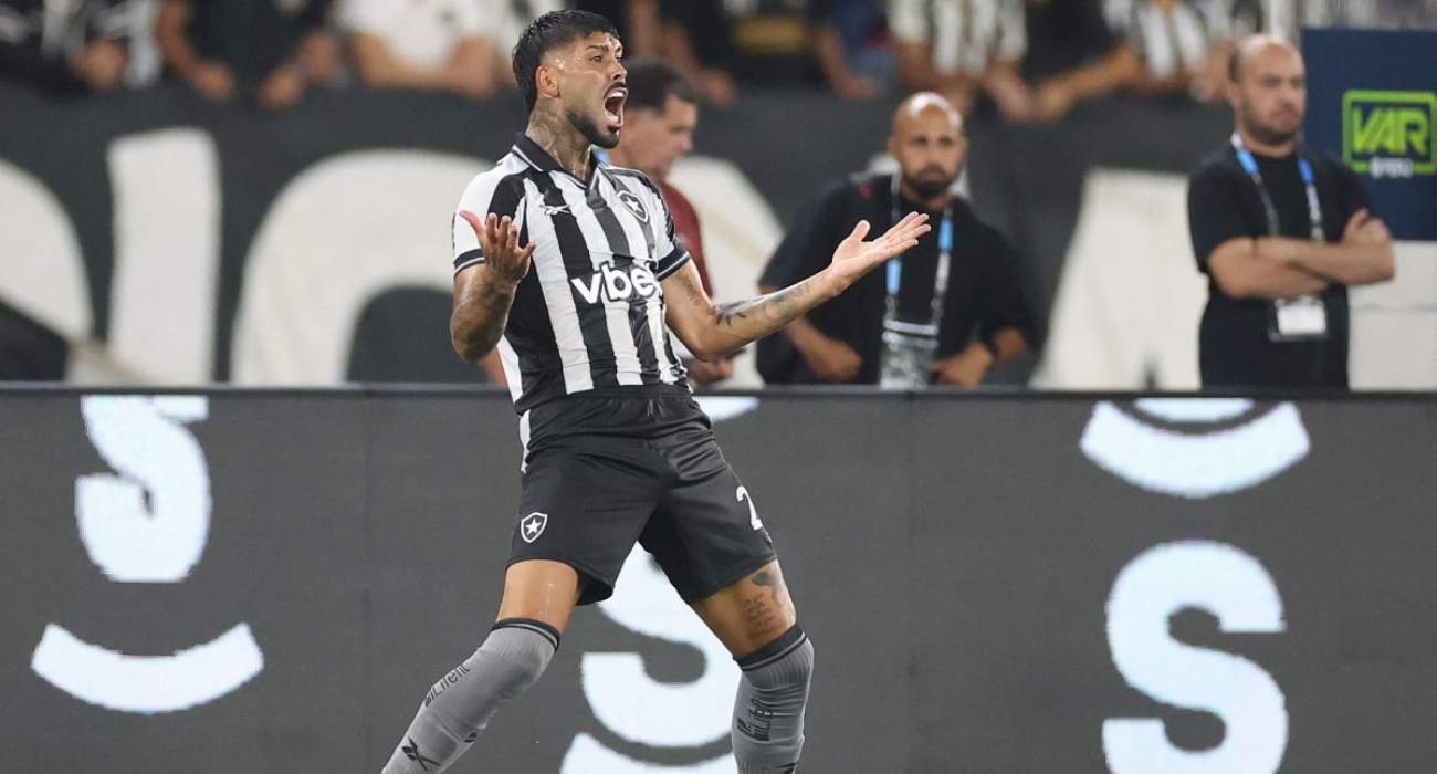 Alexander Barboza em partida do Botafogo no Brasileirão