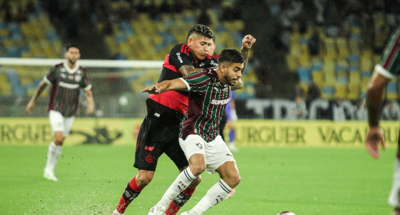 Disputa de bola entre jogadores do Flamengo e Fluminense