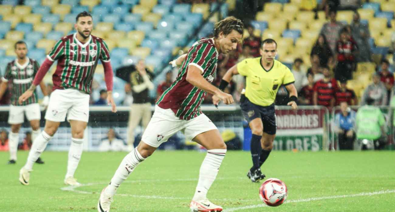 Cannobio levando perigo para o gol do Flamengo durante clássico com o Fluminense