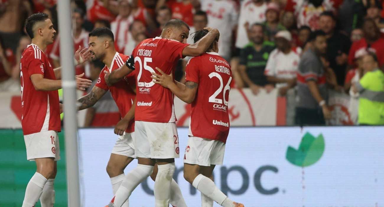 Internacional vence o Grêmio por 4 a 2 no Gre-Nal 449 Internacional vence o Grêmio por 4 a 2 no Gre-Nal 449