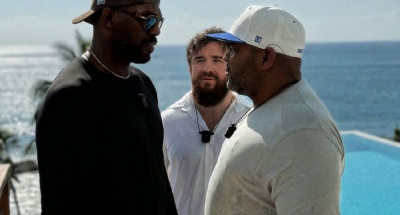 Jon Jones e Daniel Cormier frente a frente em evento do UFC