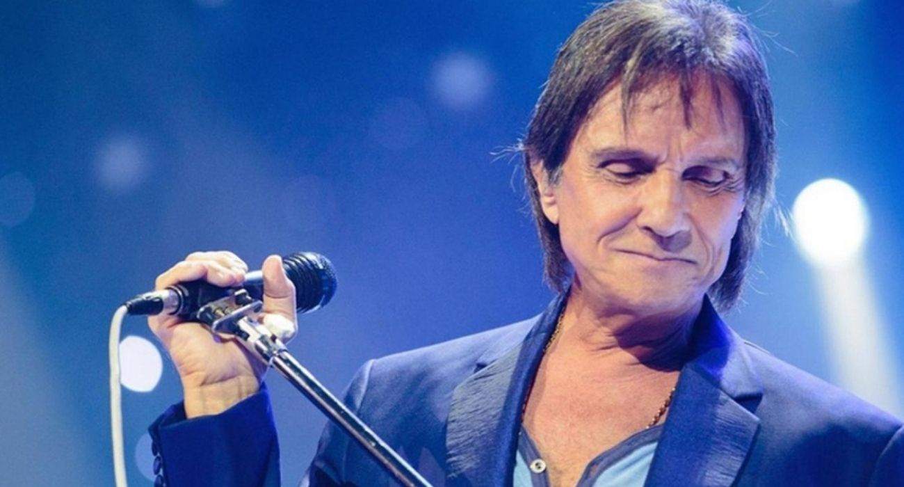 Roberto Carlos durante apresentação em show