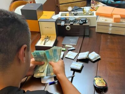 Policial Federal manuseia dinheiro apreendido em operação que investiga rombo no Rioprevidência contra aposentados e pensionistas do estado do Rio de Janeiro.