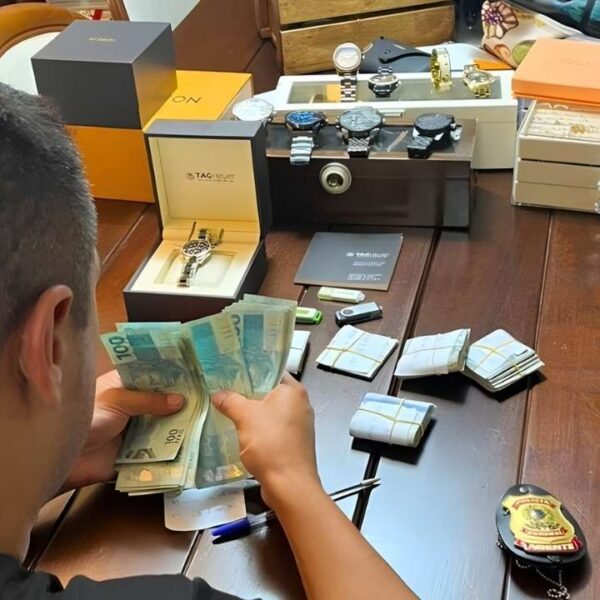 Policial Federal manuseia dinheiro apreendido em operação que investiga rombo no Rioprevidência contra aposentados e pensionistas do estado do Rio de Janeiro.