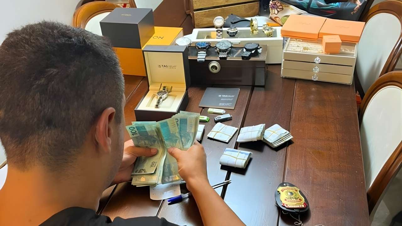 Policial Federal manuseia dinheiro apreendido em operação que investiga rombo no Rioprevidência contra aposentados e pensionistas do estado do Rio de Janeiro.