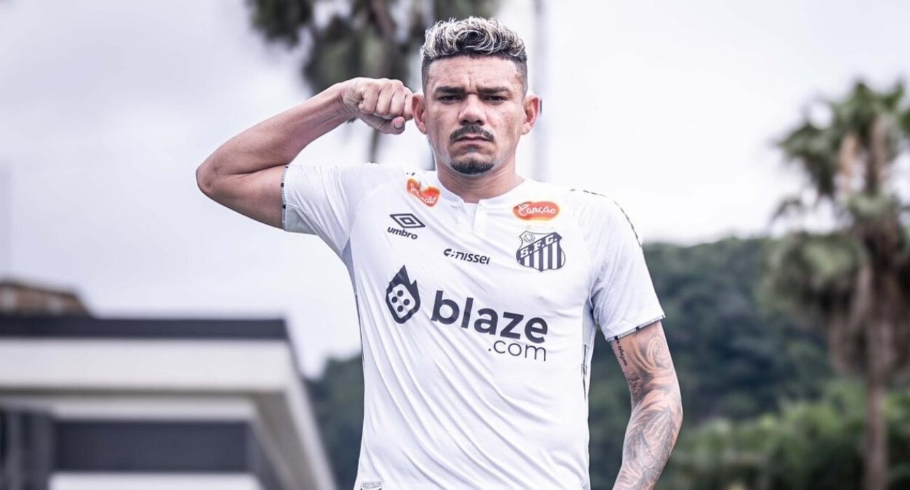 Tiquinho Soares em partida pelo Santos antes de negociação com o Coritiba