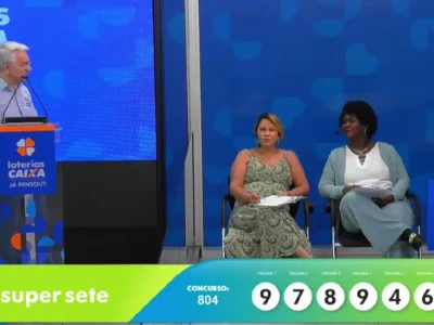 Auditoras do público Isabel Cortez e Jane Melo validam o resultado da extração da Super Sete