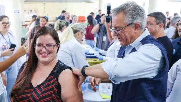 SUS inicia vacinação de 1,1 milhão de profissionais de saúde contra dengue em fevereiro