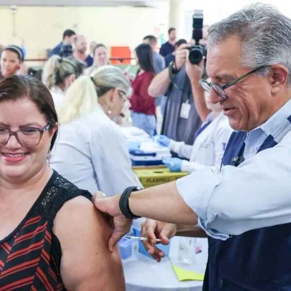 SUS inicia vacinação de 1,1 milhão de profissionais de saúde contra dengue em fevereiro