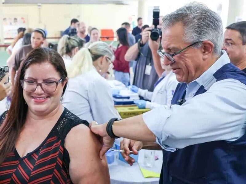 SUS inicia vacinação de 1,1 milhão de profissionais de saúde contra dengue em fevereiro