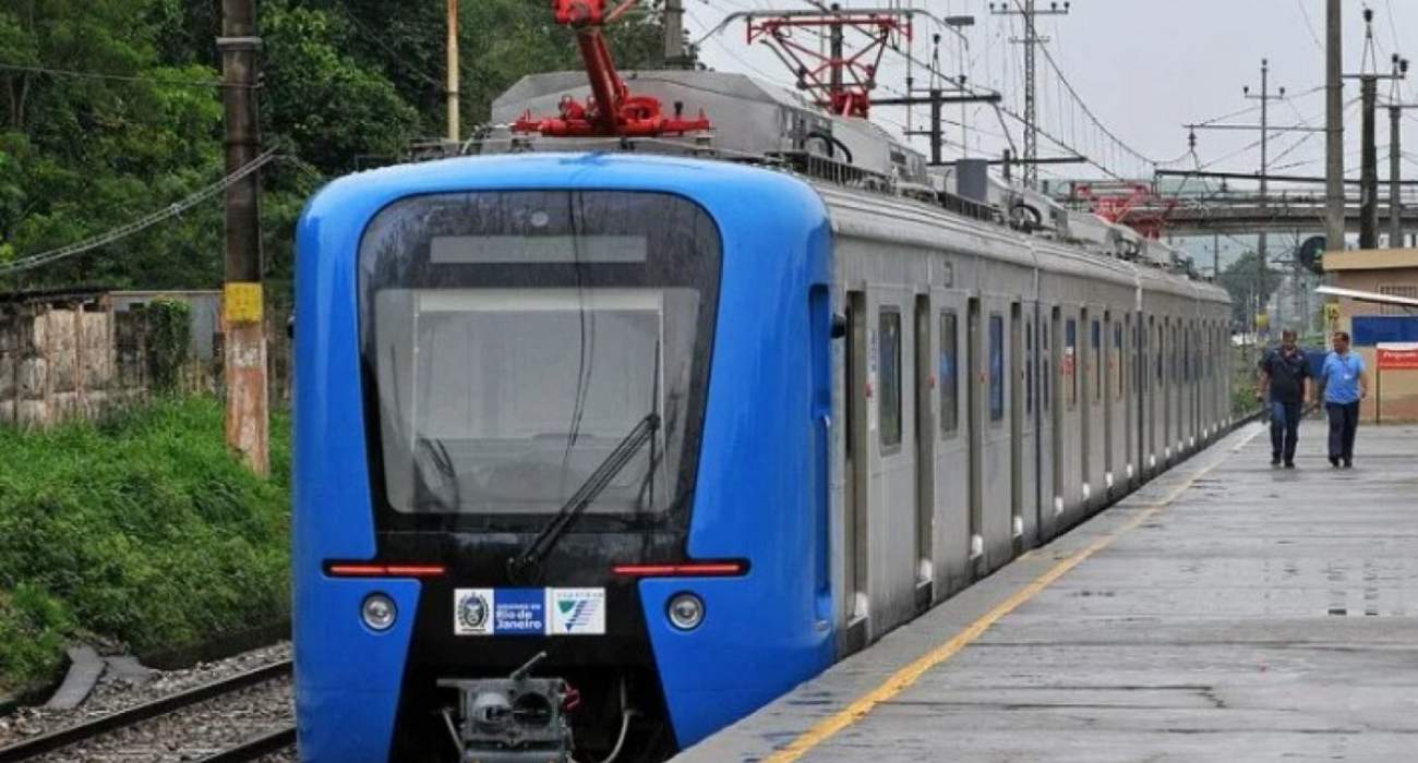 Estação de trem no Rio de Janeiro com passageiros aguardando embarque