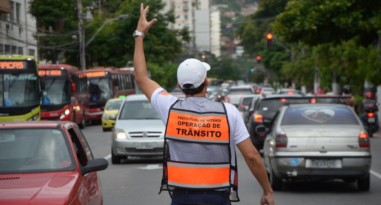 Placa indica mudança no sentido da Rua Fróes da Cruz no Centro de Niterói